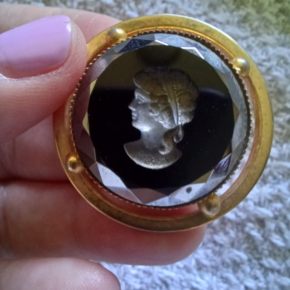 Super Cool Etched Black Glass Cameo Brooch - Picture 6 of 7